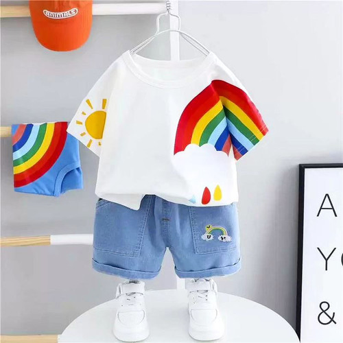 تیشرت و شلوارک رنگین کمان بچگانه